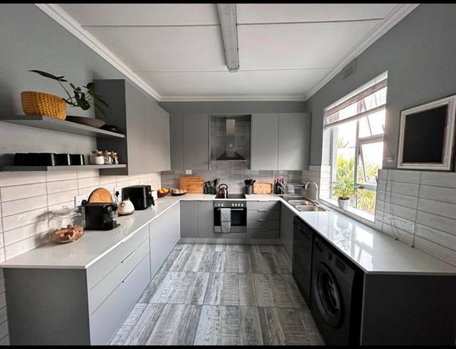 3 BEDROOM PROPERTY TO RENT IN MUIZENBERG